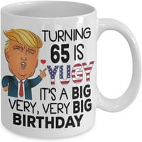 65-Ти Роденден Подарок Трамп Кафе Кригла Вртење Е Југ Годишниот Подарок Идеја За Мажи Жени Чај Чаша Божиќ, Божиќ